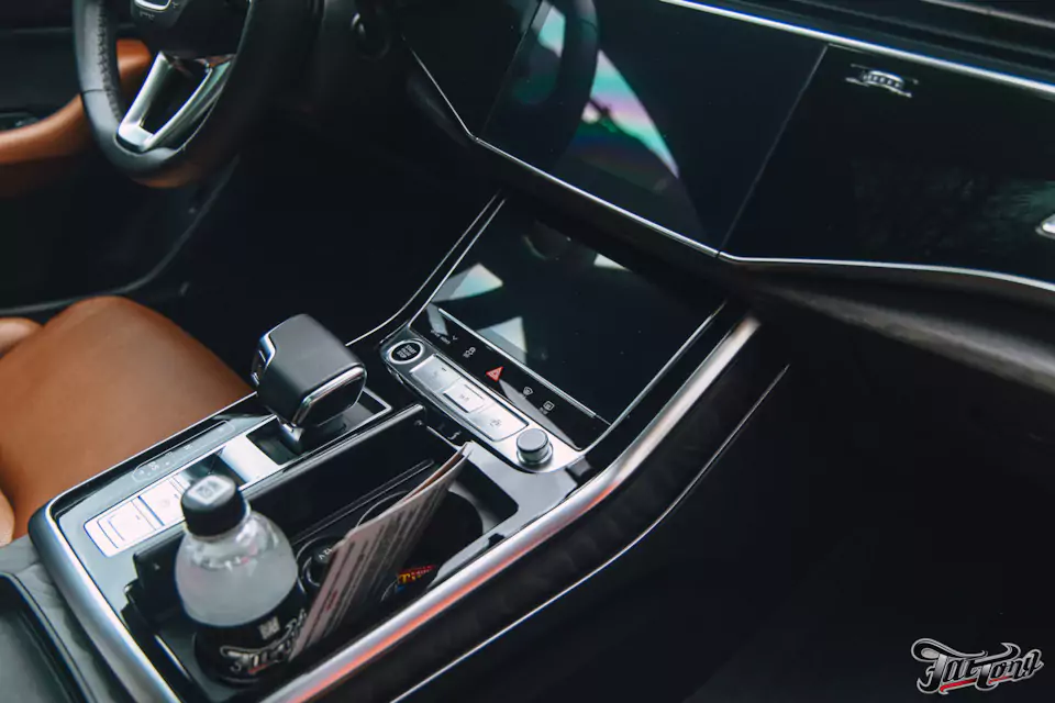 Оклеили Audi Q8 серым матовым полиуретаном, установили усиленные тормозные диски и колодки, окрасили суппорта, сделали антихром, произвели комплекс детейлинг-услуг